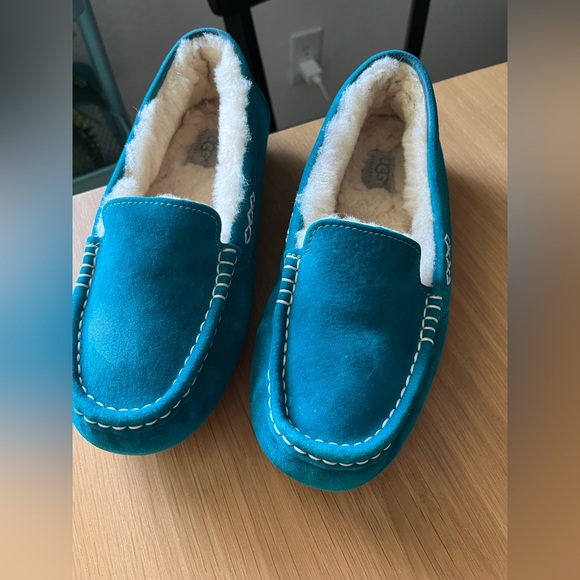 Ugg slippers size 7 - Picture 12 of 15